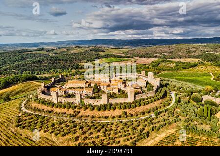 Ville fortifiée de Monteriggioni avec paysage naturel environnant. Vue aérienne. Banque D'Images