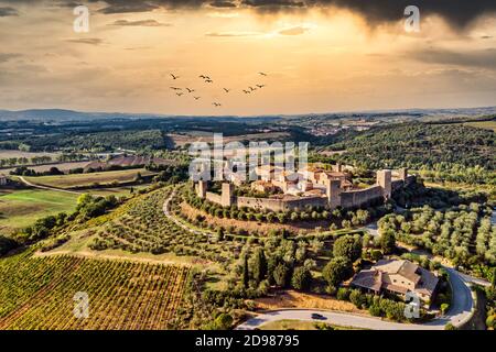 Paysage toscan pittoresque avec vue ancienne ville fortifiée Monteriggioni. Tir de drone. Banque D'Images