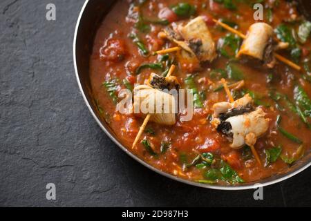 Filets de plie d'une plie, Pleuronectes platessa, pris dans la Manche. Ils ont été farcis avec un anchois et une pâte d'olive noire, rouleau Banque D'Images