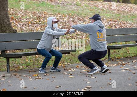 Les partenaires d'exercice s'entraîner ensemble dans un parc à Queens, New York. Banque D'Images