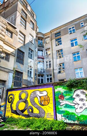 Peintures murales dans une cour à l'arrêt, 11 rue Listopada dans le quartier branché de Praga, Varsovie, Pologne Banque D'Images