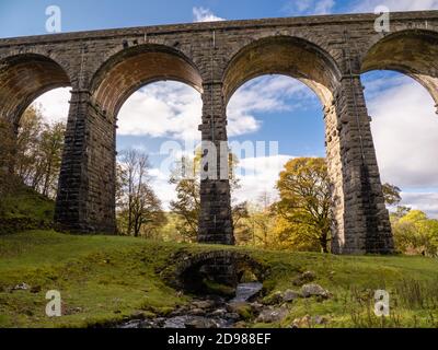 08.10.2020 Dent, Cumbria, Royaume-Uni. Le viaduc de Dent Head est le viaduc suivant sur le chemin de fer de Settle-Carlisle après le viaduc de Ribblehead, en direction de Carlisle. T Banque D'Images