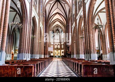 Intérieur de la cathédrale Saint-Florian (Parafia Katedralna pw. św. Św. Floriana Męczennika) dans le quartier de Praga à Varsovie, en Pologne Banque D'Images