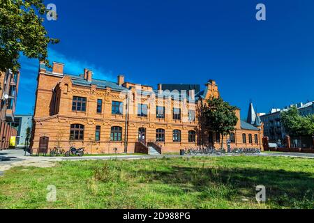 Praga Koneser Centre (Centrum Praskie Koneser) a réaménagé le complexe dans l'ancienne usine de vodka du quartier de Praga, à Varsovie, en Pologne Banque D'Images