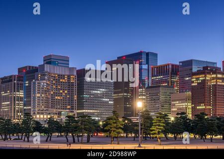 Bureaux modernes et parc à Tokyo, Japon. Banque D'Images