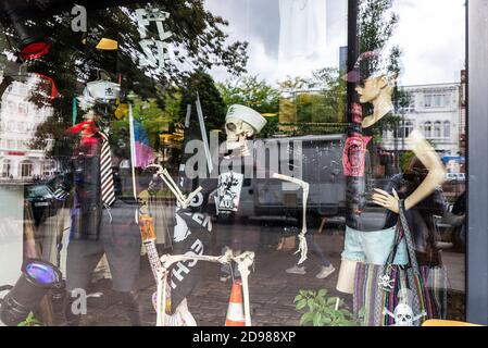 Hambourg, Allemagne - 16 août 2019 : exposition d'un magasin de vêtements avec des crânes à St. Pauli, Hambourg, Allemagne Banque D'Images