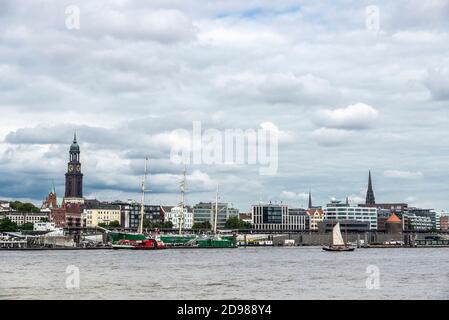 Hambourg, Allemagne - 16 août 2019 : port de sur l'Elbe avec des bateaux de croisière et des voiliers à Saint-Pauli, Hambourg, Allemagne Banque D'Images