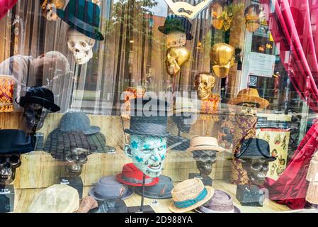 Hambourg, Allemagne - 16 août 2019 : exposition d'une traite avec des crânes dorés à Saint-Pauli, Hambourg, Allemagne Banque D'Images
