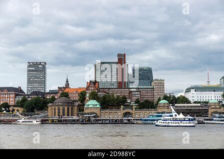 Hambourg, Allemagne - 16 août 2019 : ligne d'horizon de la jetée sur l'Elbe avec bateau de croisière à Saint-Pauli, Hambourg, Allemagne Banque D'Images