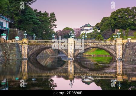 Tokyo, Japon, à l'Imperial Palace moat et bridge at night. Banque D'Images