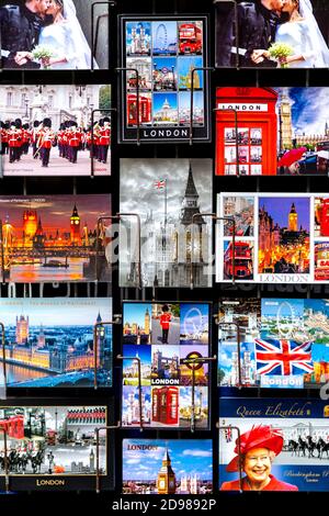 Des cartes postales de Londres sont affichées sur des étagères en face d'une boutique de souvenirs, Londres, Royaume-Uni Banque D'Images