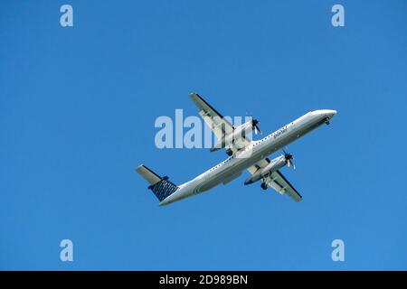 Porter Airline Aircraft de Havilland Canada Dash 8-400 C-GLQP vol sur fond bleu ciel Banque D'Images