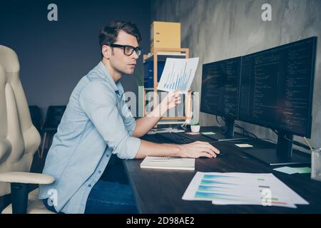 Photo de profil de la concentration de gars Manager assis bureau regardez l'écran de l'ordinateur analyser le décodage déboguer le système d'exploitation comparer avec données Banque D'Images