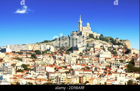 La colline surmontée par la basilique notre-Dame de la Garde à Marseille. Banque D'Images