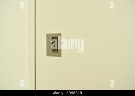 poignée en acier inoxydable de porte coulissante blanche dans la maison Banque D'Images