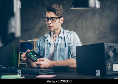 Portrait de son beau beau attirante porté de gars fatigués focalisés Chemise bleue décontractée réparant la pièce composant PC résoudre le processus à industriel moderne Banque D'Images
