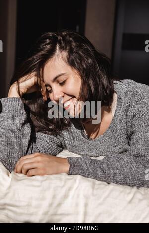 portrait d'une jeune jolie femme avec une lumière dure Banque D'Images