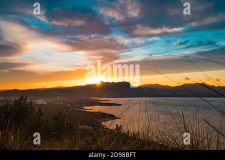 coucher de soleil épique sur les montagnes de la sierra tramuntana depuis le parc alcudia à palma de majorque. paysage spectaculaire et pittoresque de majorque au coucher du soleil Banque D'Images
