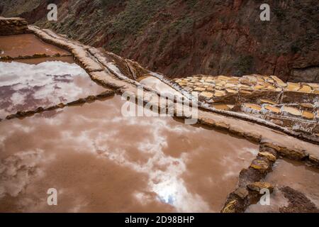 Salinas de Maras au Pérou. Banque D'Images