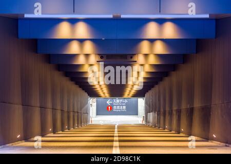 Entrée du pont de stationnement au Japon. (Le panneau indique : « Watch for cars, merge traffic ») Banque D'Images