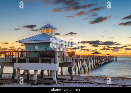 Junon, Florida, USA, au Juno Beach Pier juste avant le lever du soleil. Banque D'Images