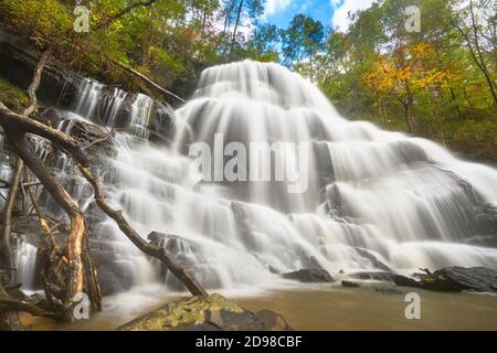 Yellow Branch Falls, Walhalla, Caroline du Sud, États-Unis en automne. Banque D'Images