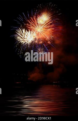 Des explosions de couleurs et de feu d'artifice. Banque D'Images