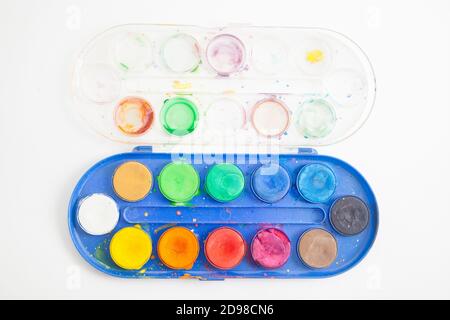 Palette de peinture aquarelle utilisée sur fond blanc Banque D'Images