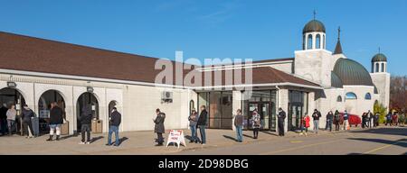 Troy, États-Unis. 03ème novembre 2020. Troy, Michigan - les gens se tiennent en file d'attente pour voter à l'église catholique Saint-Joseph Chaldéenne pendant l'élection présidentielle de 2020. Crédit : Jim West/Alay Live News Banque D'Images