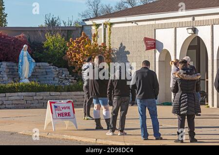 Troy, États-Unis. 03ème novembre 2020. Troy, Michigan - sous la surveillance d'une statue de Marie, les gens se dressent dans la file en attendant de voter à l'église catholique Saint-Joseph Chaldéenne pendant l'élection présidentielle de 2020. Crédit : Jim West/Alay Live News Banque D'Images