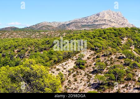 La montagne Sainte-victoire des sentiers de randonnée du barrage de Zola près d'Aix-en-Provence, France Banque D'Images