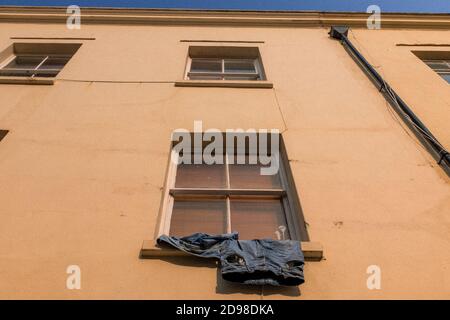 Les jeans traînaient au sec par une fenêtre sur Lower Market Street, Brighton & Hove, Angleterre Banque D'Images