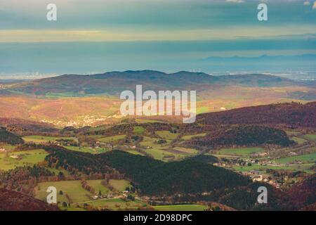 Altenmarkt an der Triesting : vue sur l'église de pèlerinage Hafnerberg (à droite), la forêt de Wienerwald (Bois de Vienne), et sur Vienne ; vue de la montagne Hocheck Banque D'Images