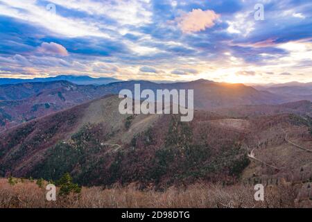 Altenmarkt an der Triesting: Vue de la montagne Hocheck aux Alpes avec la montagne Schneeberg (à gauche) et Unterberg (à droite), Wienerwald, Bois de Vienne, N Banque D'Images