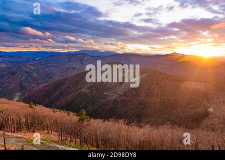 Altenmarkt an der Triesting: Vue de la montagne Hocheck aux Alpes avec la montagne Schneeberg (à gauche) et Unterberg (à droite), Wienerwald, Bois de Vienne, N Banque D'Images