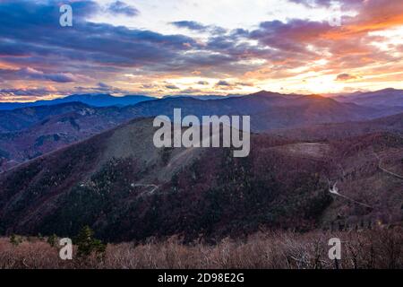 Altenmarkt an der Triesting: Vue de la montagne Hocheck aux Alpes avec la montagne Schneeberg (à gauche) et Unterberg (à droite), Wienerwald, Bois de Vienne, N Banque D'Images