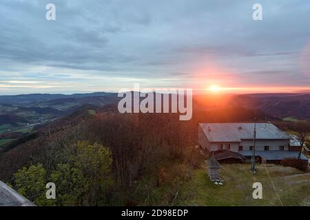 Altenmarkt an der Triesting: Cabane de montagne Hocheck-Schutzhaus à la montagne Hocheck, vue à l'est, Wienerwald, Bois de Vienne, Niederösterreich, Basse-Aust Banque D'Images