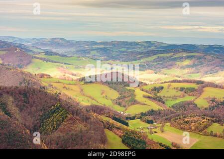 Altenmarkt an der Triesting: Château d'Araburg (à gauche), vallée de Triestingtal (à droite), vue de la montagne Hocheck à Gutensteiner Alpen (Alpes de Gutenstein), f Banque D'Images