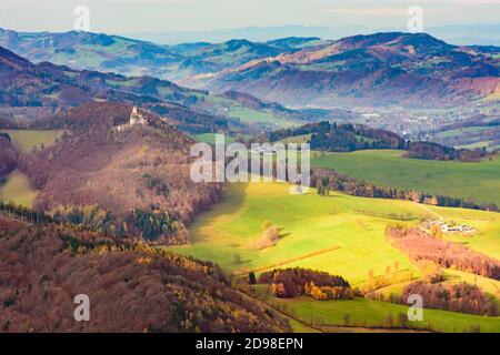 Altenmarkt an der Triesting: Château d'Araburg (à gauche), vallée de Triestingtal (à droite), vue de la montagne Hocheck à Gutensteiner Alpen (Alpes de Gutenstein), f Banque D'Images