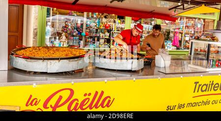 SAINT VAAST LA HOUGE, FRANCE - CIRCA AVRIL 2020. Paella de fruits de mer à plateau d'offres vendue sur le stand du marché de rue, mais aucun client en raison du coronavirus. Économique c Banque D'Images