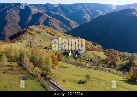 Vue aérienne de la route épique de campagne et de la forêt d'automne d'en haut, point de vue de drone Banque D'Images