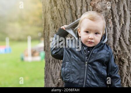 Le garçon vêtu d'une veste en cuir colle sa langue Photo Stock - Alamy