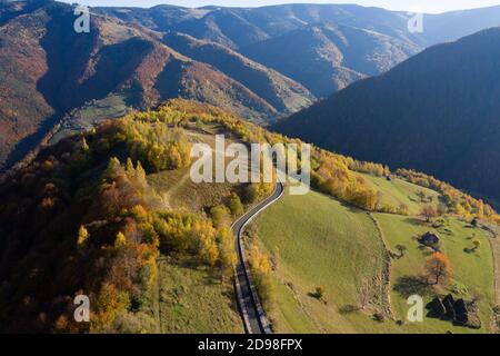 Vue aérienne de la route épique de campagne et de la forêt d'automne d'en haut, point de vue de drone Banque D'Images