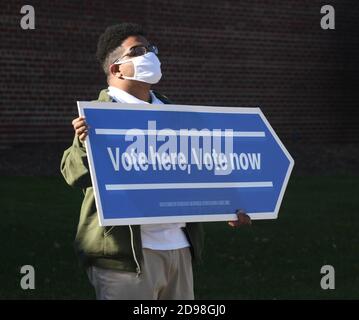 Racine, Wisconsin, États-Unis. 3 novembre 2020. JARROD BENSON a été embauché par une société temporaire pour tenir son panneau jusqu'au milieu de l'après-midi, près du centre communautaire Tyler-Domer, un lieu de vote à racine, Wisconsin, le jour des élections, le 2 novembre 2020. (Image de crédit : © Mark HertzbergZUMA Wire) Banque D'Images