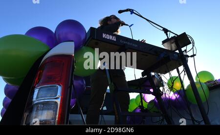 Racine, Wisconsin, États-Unis. 3 novembre 2020. JAKE WILLIAMS joue le clavier des électeurs au Festival Hall de racine, Wisconsin, le jour des élections, le 2 novembre 2020. Il est avec joie aux urnes, de l'organisation des défenseurs des élections. Leur motif est de "apporter de la musique aux sondages. (Image de crédit : © Mark HertzbergZUMA Wire) Banque D'Images