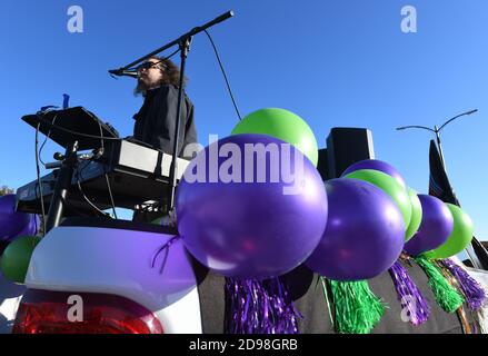 Racine, Wisconsin, États-Unis. 3 novembre 2020. JAKE WILLIAMS joue le clavier des électeurs au Festival Hall de racine, Wisconsin, le jour des élections, le 2 novembre 2020. Il est avec joie aux urnes, de l'organisation des défenseurs des élections. Leur but est‚ â€"apporter musical aux sondages. (Image de crédit : © Mark HertzbergZUMA Wire) Banque D'Images