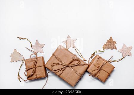 Composition de Noël avec boîtes cadeaux artisanales et décorations sur lumière Arrière-plan Banque D'Images