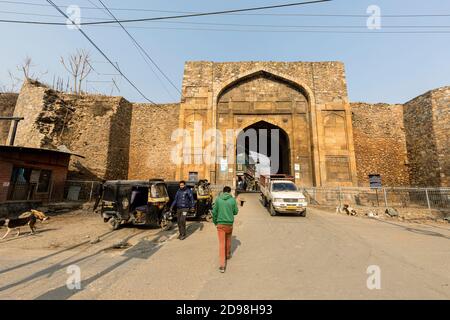 Un mur et une entrée menant à un marché à l'intérieur de la vieille ville de Srinagar. Banque D'Images