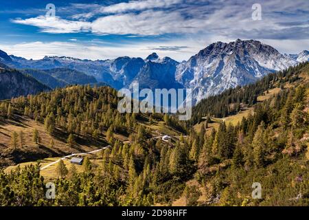 Vue depuis les montagnes Hagen vers Watzmann en Berchtesgadener Land, Bavière, Allemagne, en automne. Banque D'Images