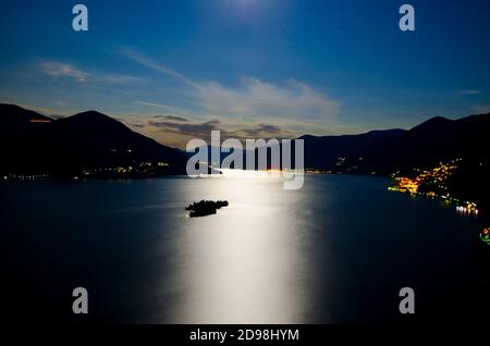 Vue aérienne sur les îles Brissago avec lumière de lune sur un lac alpin majeur avec montagne au Tessin, Suisse. Banque D'Images